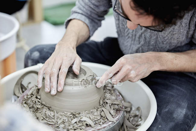 Uomo modellare vaso di argilla — Foto stock
