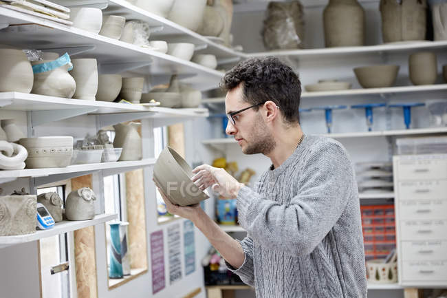 Uomo che ispeziona un vaso di argilla — Foto stock