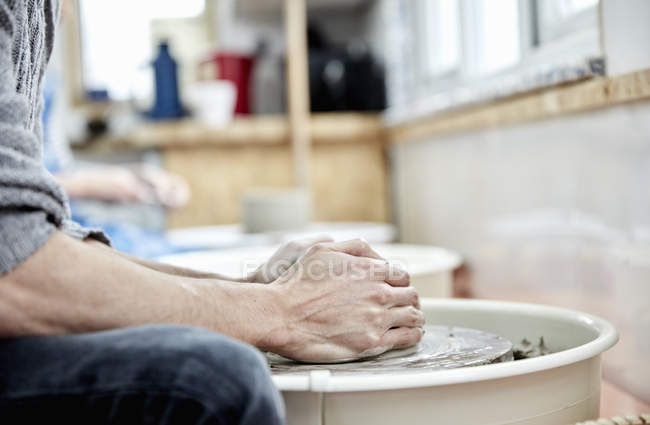 Homme utilisant une roue de poterie — Photo de stock