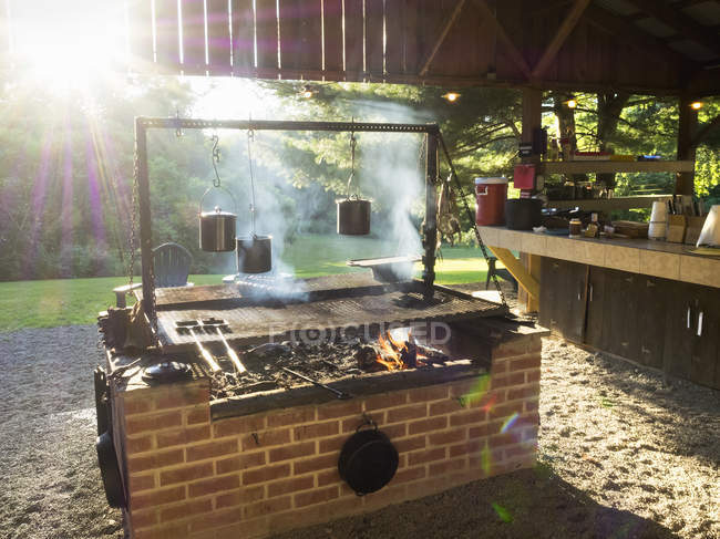 Barbecue à bois grill — Photo de stock