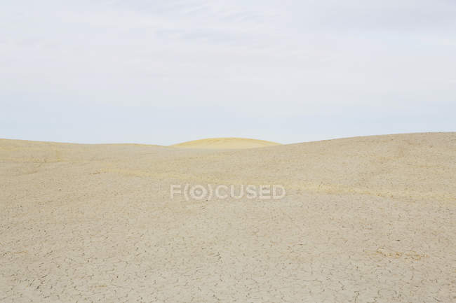 Пустыня, плоский ландшафт в сумерках — стоковое фото