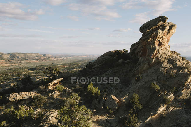 Скалы и вершина гребневого хребта — стоковое фото