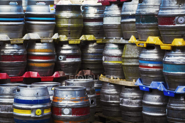Montones de barriles de cerveza de metal - foto de stock