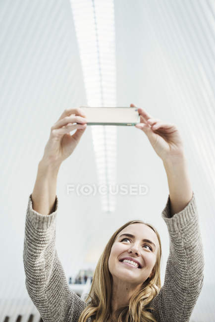 Jeune femme prenant des photos — Photo de stock