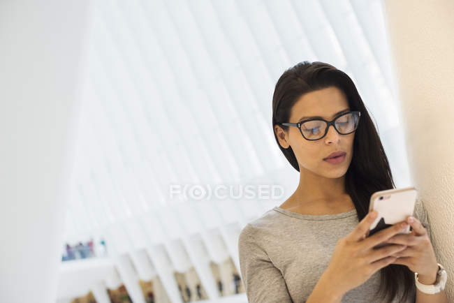 Mujer usando su teléfono inteligente - foto de stock