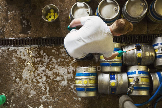 Homem trabalhando na cervejaria — Fotografia de Stock