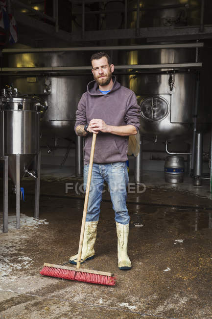 Чоловік працює в пивоварні — стокове фото