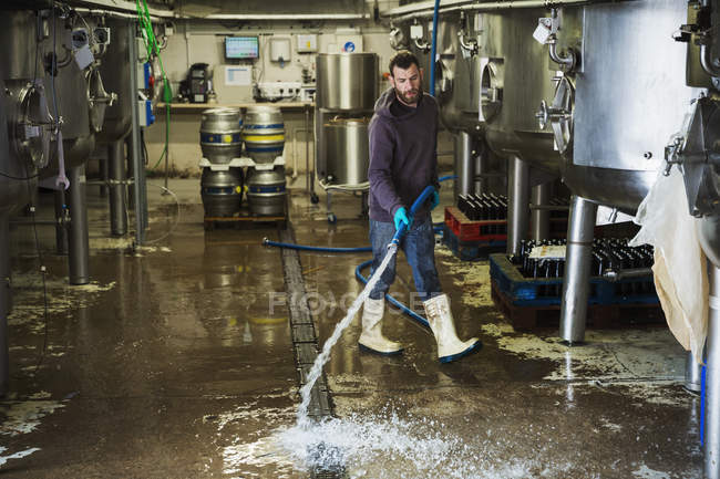 Человек, работающий на пивоварне — стоковое фото