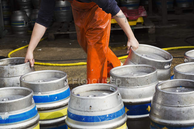 Uomo che lavora nel birrificio — Foto stock