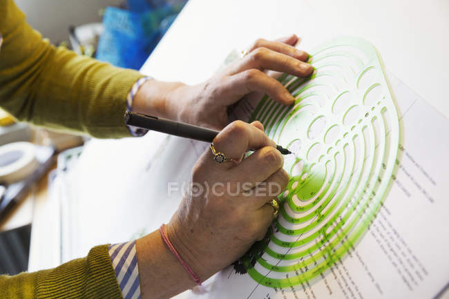 Woman drawing with fineliner — Stock Photo
