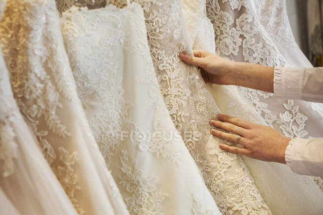 Rangées de robes de mariée exposées — Photo de stock