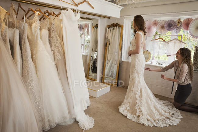 Mujer joven en vestido de novia blanco - foto de stock
