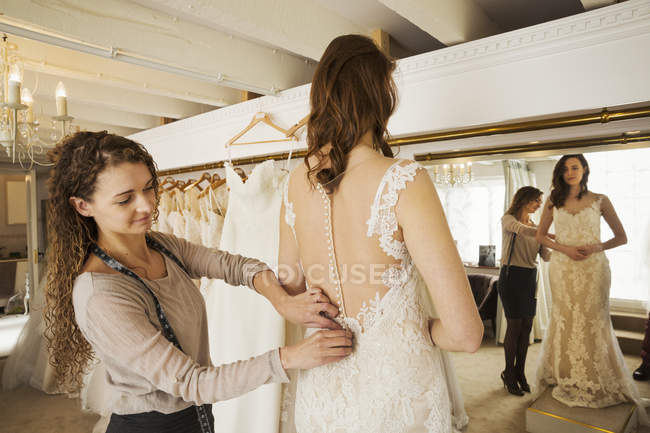 Noiva selecionando seu vestido — Fotografia de Stock