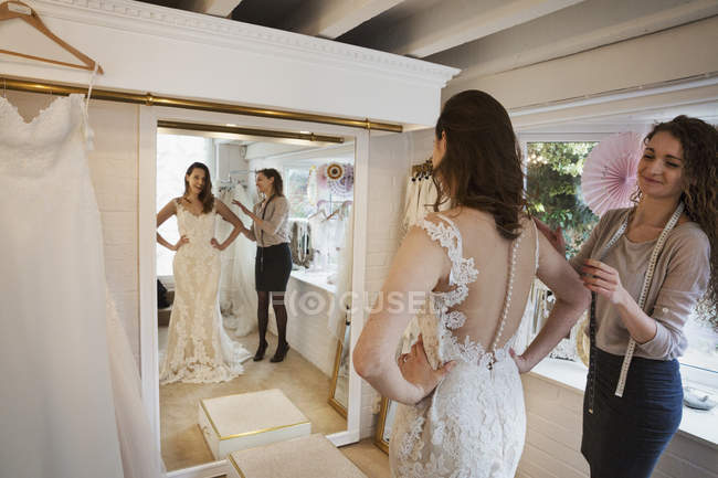 Frau im weißen Hochzeitskleid — Stockfoto