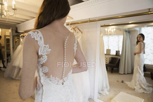 Mujer en vestido de novia blanco - foto de stock