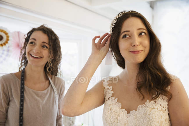 Mujer joven probándose accesorios para el cabello - foto de stock