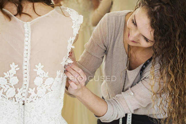 Молода жінка в білій весільній сукні — стокове фото