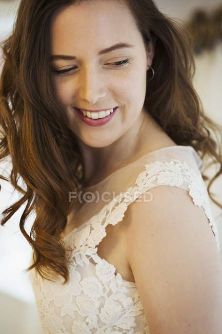 Jeune femme portant une robe en dentelle — Photo de stock