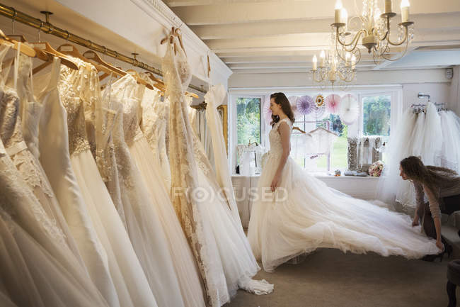 Mujer probándose vestido de novia - foto de stock
