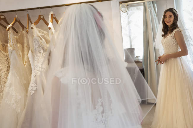 Jeune femme en robe de mariée blanche — Photo de stock