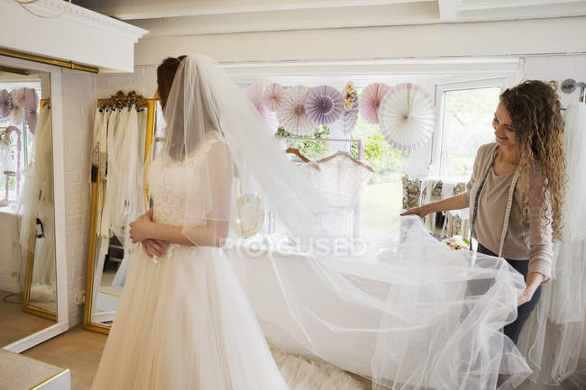 Giovane donna in abito da sposa bianco — Foto stock