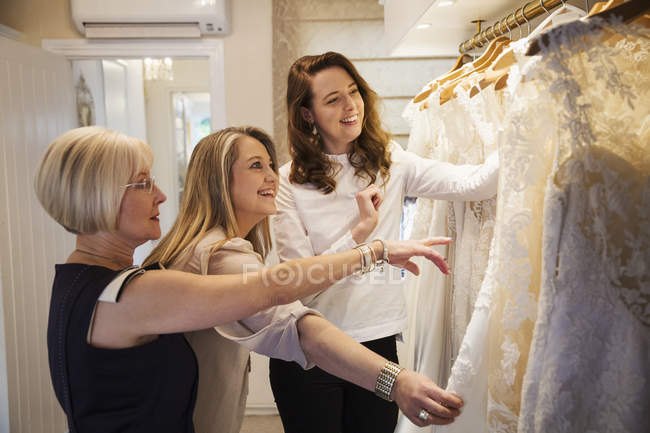 Las mujeres en boutique vestido de novia - foto de stock