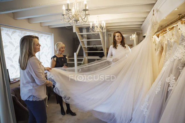 Mujer en la tienda de vestidos de novia - foto de stock