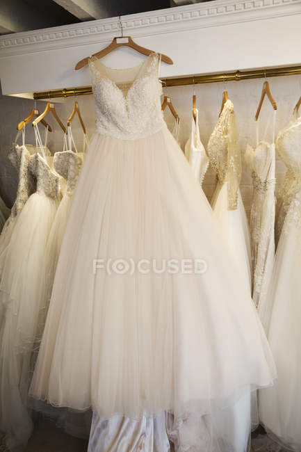 Rangées de robes de mariée exposées — Photo de stock