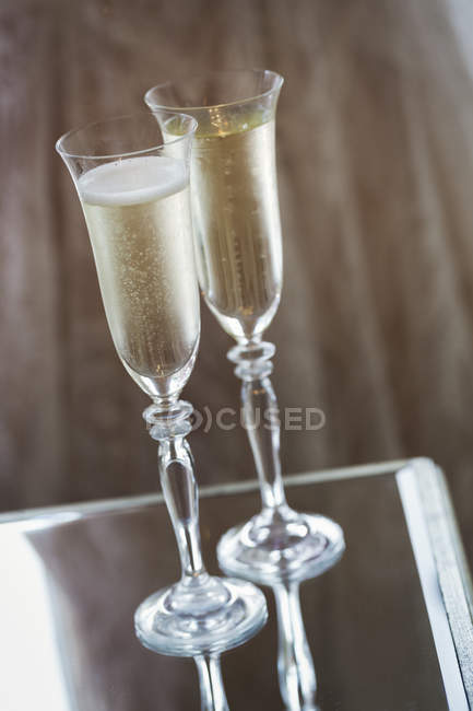 Deux verres de champagne — Photo de stock