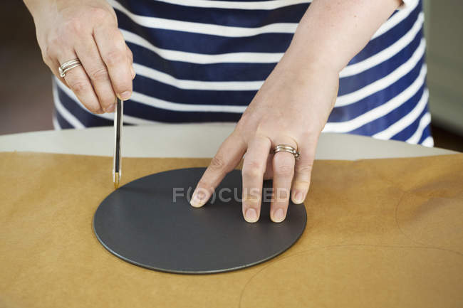 Person marking baking paper — Stock Photo
