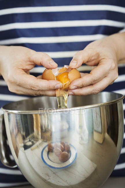 Person separating egg — Stock Photo