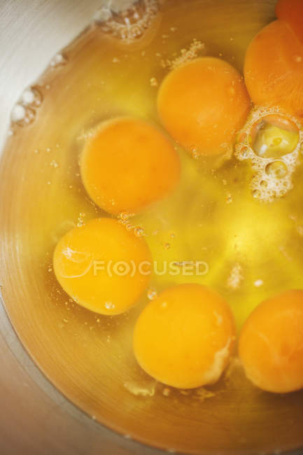 Gemas de ovo em tigela de metal — Fotografia de Stock