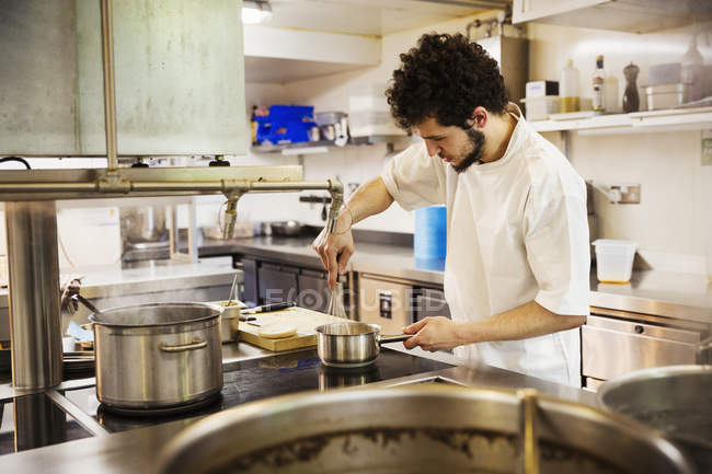 Шеф-кухар, стоячи в кухні ресторану — стокове фото