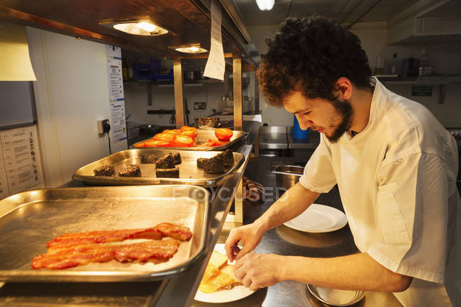 Chef de pie en la cocina del restaurante - foto de stock
