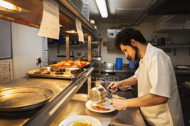 Chef in piedi in cucina ristorante — Foto stock