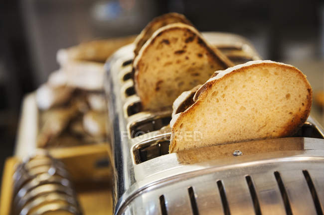 Tranches de pain en grille-pain . — Photo de stock
