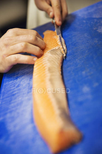 Cortar un filete de salmón - foto de stock