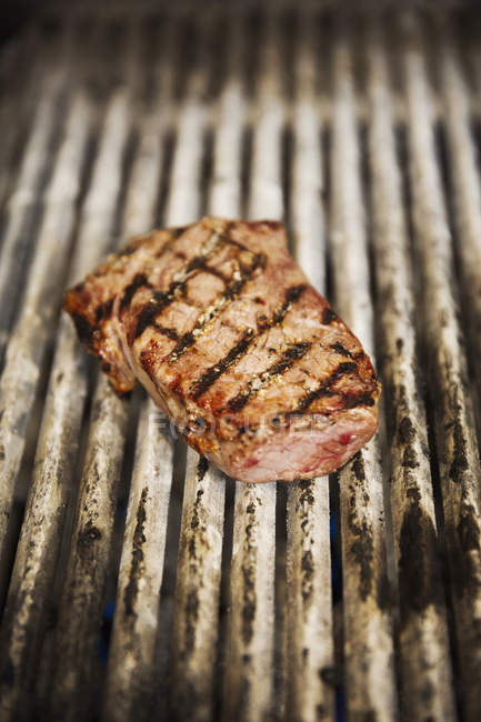 Steak sur plaque chauffante, Gros plan — Photo de stock