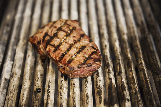 Steak sur plaque chauffante, Gros plan — Photo de stock
