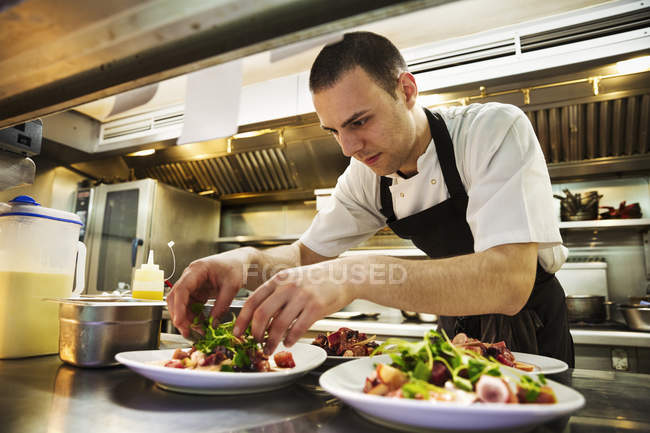 Chef in piedi in cucina — Foto stock