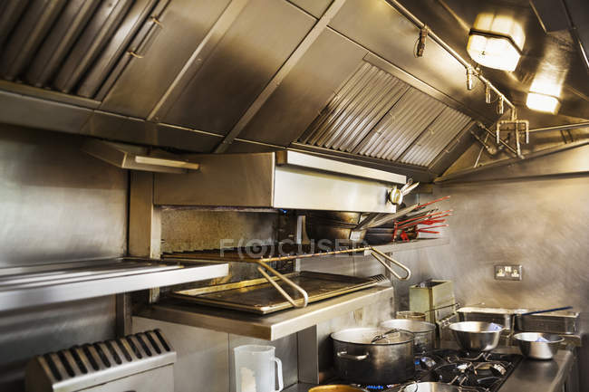 Vista interior da cozinha do restaurante — Fotografia de Stock