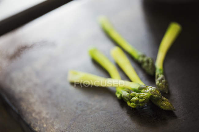 Lance di asparagi verdi . — Foto stock