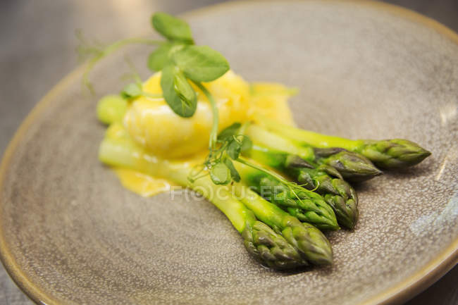 Green asparagus with Hollandaise sauce — Stock Photo