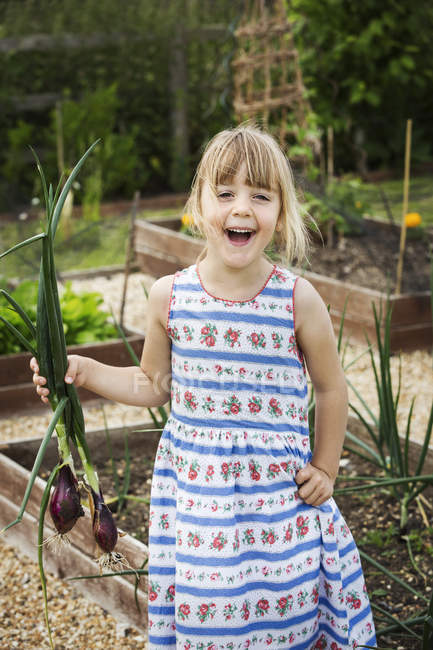 Усміхнена дівчина стоїть в саду — стокове фото