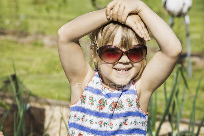 Дівчина в сарафанах в сонцезахисних окулярах — стокове фото