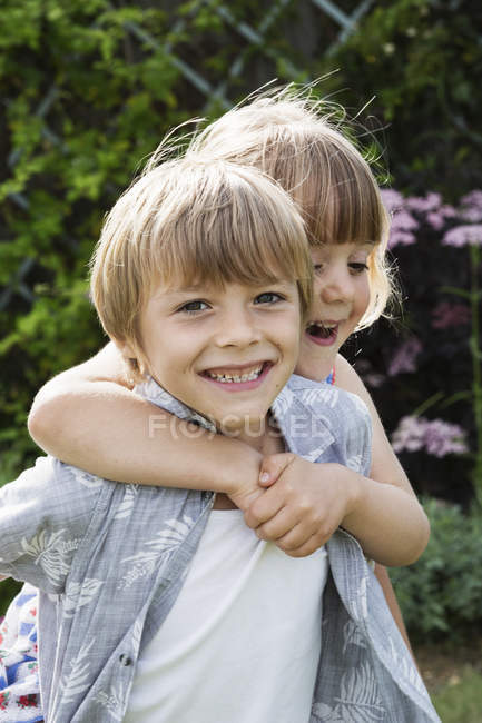 Дівчина обіймає усміхненого хлопчика — стокове фото