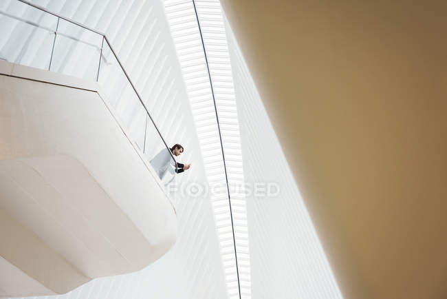 Homme debout sur un balcon — Photo de stock