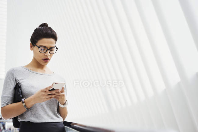 Жінка перевірка соціальних медіа — стокове фото