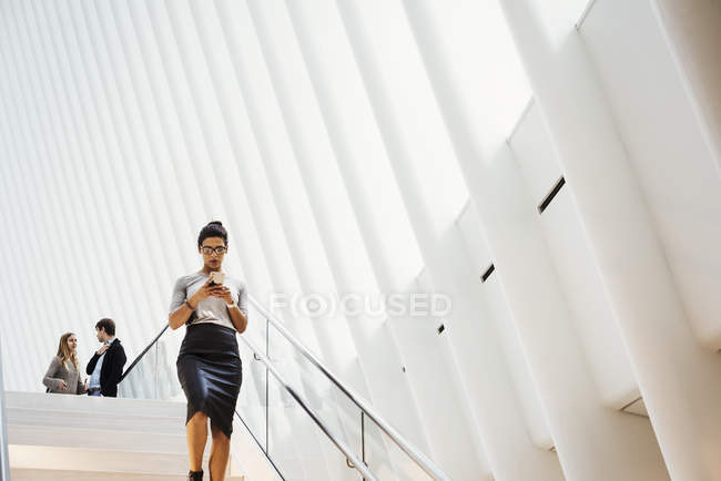 Femme marchant dans l'escalier — Photo de stock