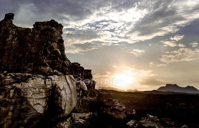 Mountaineer on rock formation — Stock Photo